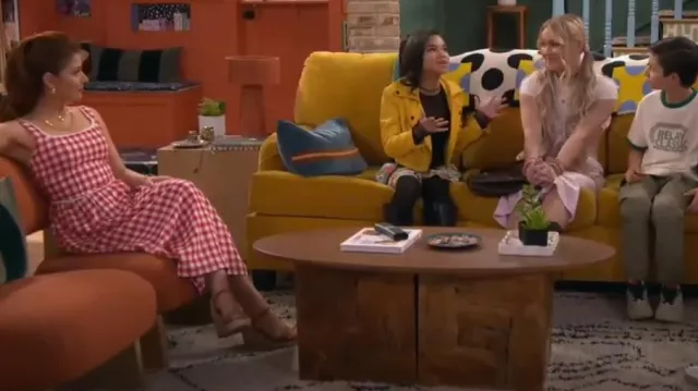 Robe midi en lin mélangé Wayf portée par Giada Russo (Mimi Gianopulos) comme on le voit dans Wizards Beyond Waverly Place (S02E03)