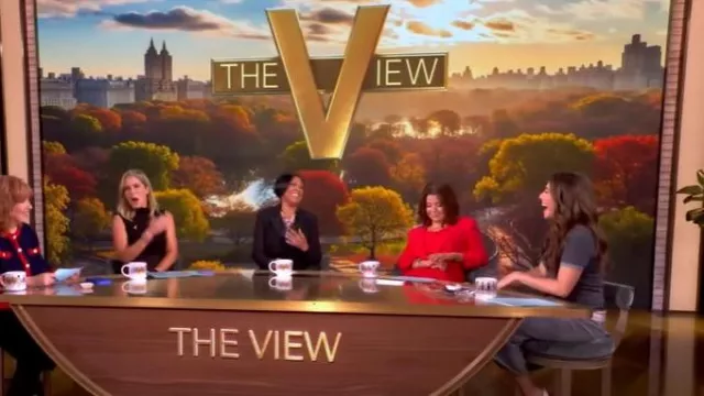 Robe lyrique Staud portée par Alyssa Farah Griffin telle que vue dans The View le 26 septembre 2025