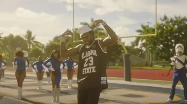 Chapeau seau en nylon Prada White Triangle Logo porté par 2 Chainz en 2 Chainz - Money Maker ft. Lil Wayne