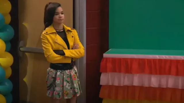 Falda plisada de Hottopic Sweet Society usada por Billie (Janice LeAnn Brown) como se ve en Wizards Beyond Waverly Place (S02E03)