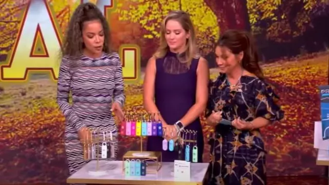 Robe midi évasée à panneaux en dentelle McQueen portée par Sara Haines, comme on le voit dans The View le 26 septembre 2025