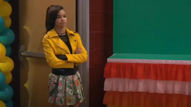 Sosken Studios Veste courte en similicuir pour femme portée par Billie (Janice LeAnn Brown) comme on le voit dans Wizards Beyond Waverly Place (S02E03)