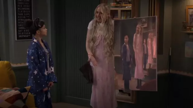 Wild Fable Light Pink Uffle Maxi Dress portée par Piper (Freya Skye) comme on le voit dans Wizards Beyond Waverly Place (S02E03)