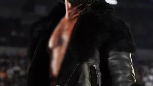Veste en fourrure de cuir noir portée par Seth Rollins à Monday Night RAW