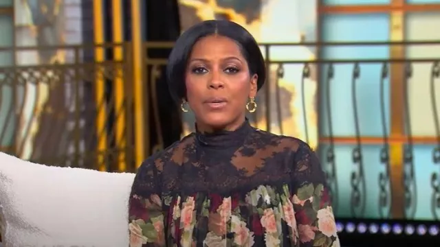 Zimmermann Blouse fleurie bordée de dentelle portée par Tamron Hall telle qu’elle a été vue lors du défilé Tamron Hall le 26 septembre 2025