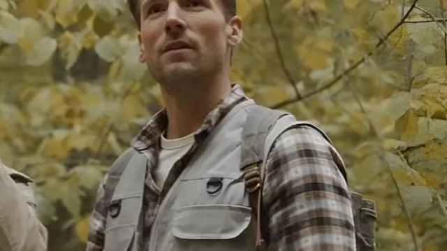 Adventures in Love & Birding 2025 Andrew W. Walker Camping Vest porté par John (Andrew Walker) dans Adventures in Love & Birding