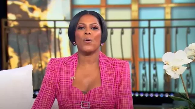 Blazer de reloj de arena con hebilla de cristal del área usado por Tamron Hall como se ve en el espectáculo de Tamron Hall el 30 de septiembre de 2025