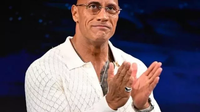 Dwayne Johnson The Tonight Show Starring Jimmy Fallon S13 Camisa blanca de Dwayne Johnson en The Tonight Show Starring Jimmy Fallon