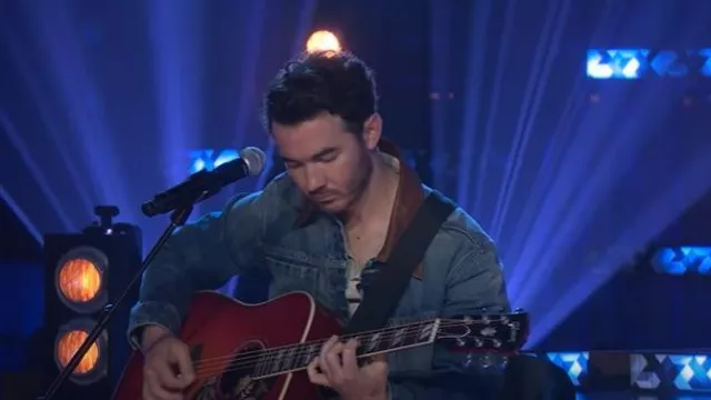 Nili Lotan Chester Jacket Simon porté par Kevin Jonas tel qu’on le voit dans The Kelly Clarkson Show le 22 septembre 2025