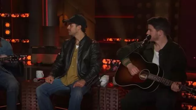 Blouson aviateur Bode Khaki Peerie Rib Banbury porté par Nick Jonas tel qu’on le voit dans The Kelly Clarkson Show le 22 septembre 2025