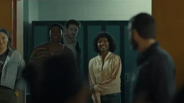 Iets frans... Veste de survêtement rétrécie portée par le Dr Ericka Kinney (Ashleigh LaThrop) comme on le voit dans Brilliant Minds (S01E02)