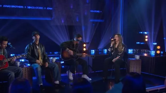Chemisier LA DoubleJ Cerere porté par Kelly Clarkson tel que vu dans The Kelly Clarkson Show le 22 septembre 2025