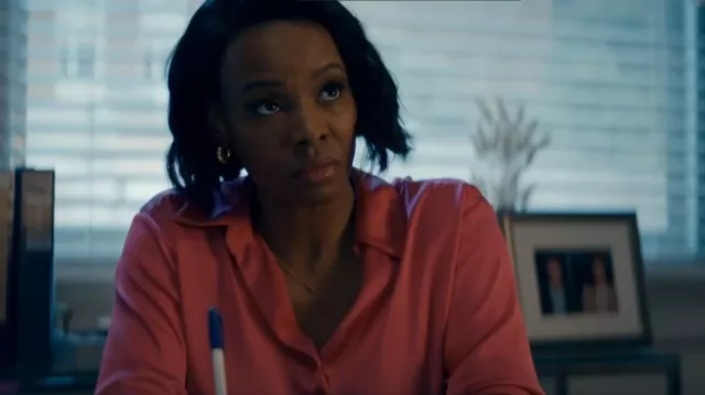 Blusa de seda Dani de L'Agence en rosa impactante usada por la Dra. Carol Pierce (Tamberla Perry) como se ve en Mentes brillantes (S01E07)