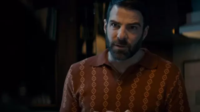 Polo retro de punto estilo mod casual de los años 60 usado por el Dr. Oliver Wolf (Zachary Quinto) como se ve en Mentes brillantes (S01E07)