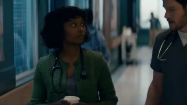 Chaqueta corta de punto Uniqlo usada por la Dra. Ericka Kinney (Ashleigh LaThrop) como se ve en Mentes brillantes (S01E07)