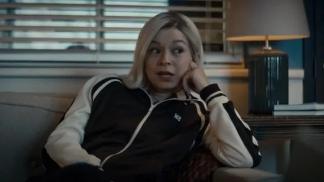 Chaqueta con cremallera bordada con el logo de Wales Bonner usada por la enfermera Portia Flores (Nisa Gunduz) como se ve en Mentes brillantes (S01E09)