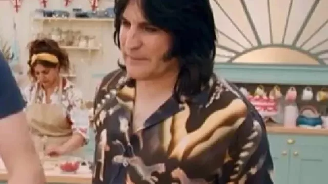 The Great British Bake Off Noel Fielding Camisa negra estampada de Noel Fielding en The Great British Bake Off