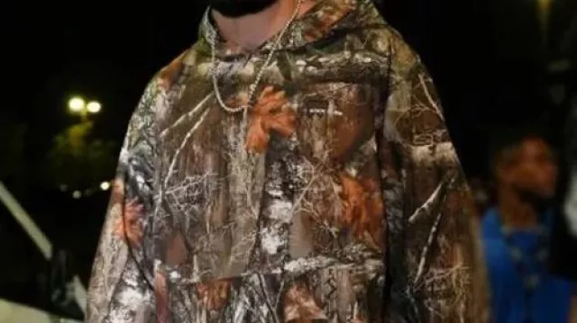 Sweat à capuche camouflage porté par Khamzat Chimaev lors de l’UFC 319