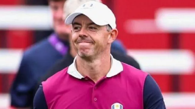 Camiseta morada del equipo europeo de la Ryder Cup usada por Rory McIlroy en Rory McIlroy hace un putt largo para empatar el partido en el hoyo 11 | Copa Ryder 2025