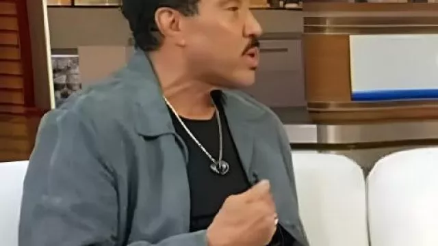 Good Morning America Veste en daim gris portée par Lionel Richie vue dans Good Morning America