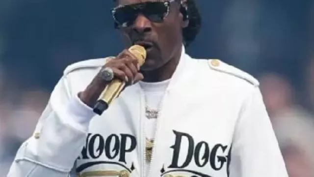 Chaqueta blanca de la Gran Final de la AFL 2025 usada por Snoop Dogg en Snoop Dogg ILUMINA la Gran Final de la AFL Toyota 2025 (Rendimiento completo)