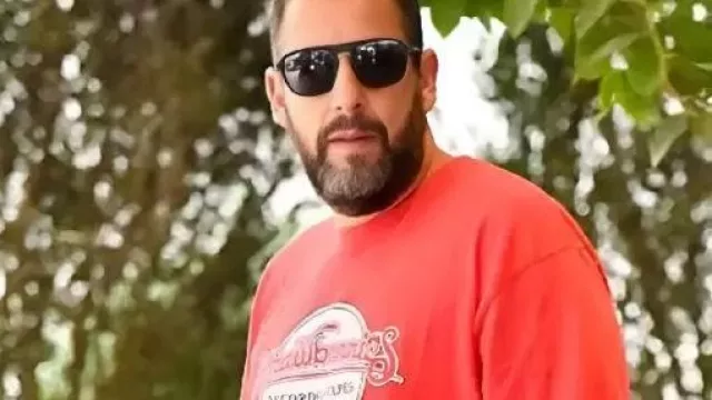 NYC 2025 T-shirt rouge porté par Adam Sandler chez ADAM SANDLER à New York ! ???? #nyc #adamsandler