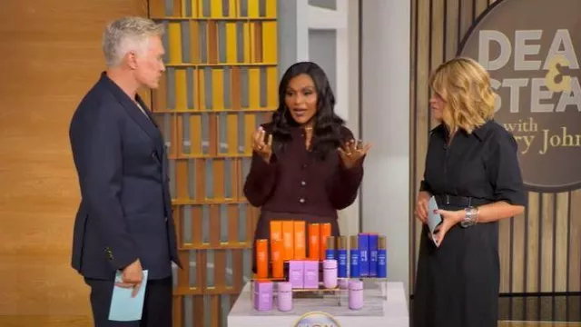 Falda Khaite Jett en Almandine usada por Mindy Kaling como se ve en Good Morning America el 30 de septiembre de 2025