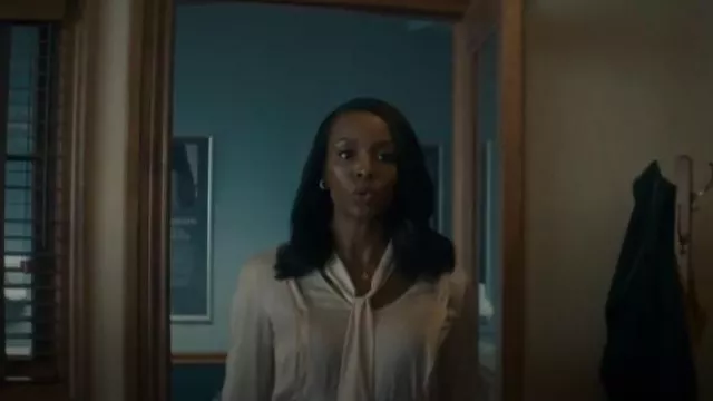 Smythe Tie Neck Blouse porté par le Dr Carol Pierce (Tamberla Perry) comme on le voit dans Brilliant Minds (S02E01)