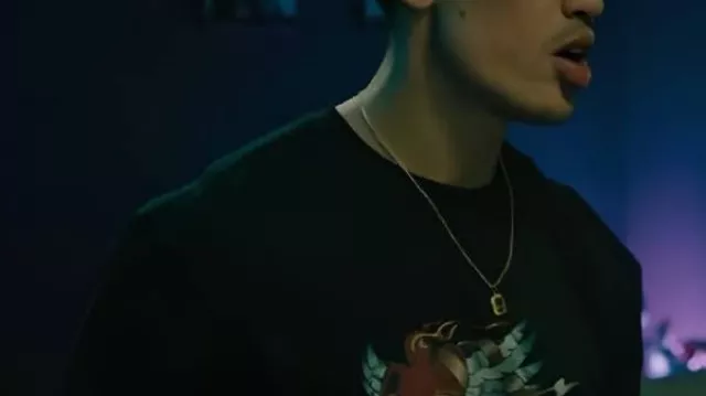 Christopher Chung T-shirt graphique noir porté par (Christopher Chung) dans Slow Horses (S05)