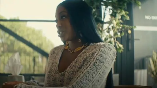 Collier Schiaparelli Mouth Links porté par Bitsy (Porsha Williams) comme on le voit dans Brilliant Minds (S02E01)
