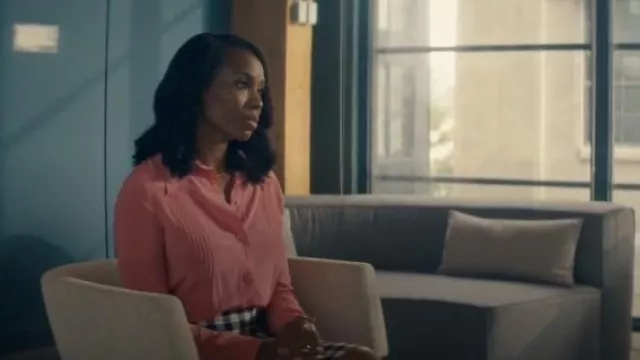 Blouse plissée en soie Gucci portée par le Dr Carol Pierce (Tamberla Perry) comme on le voit dans Brilliant Minds (S02E02)