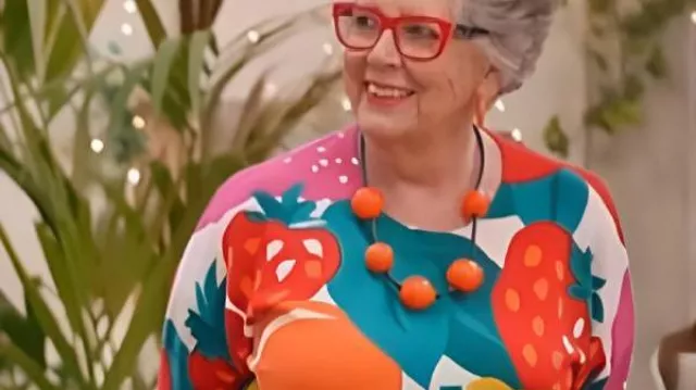 The Great British Bake Off S16 Prue Leith Suéter estampado de frutas usado por Self - Judge (Prue Leith) en The Great British Bake Off