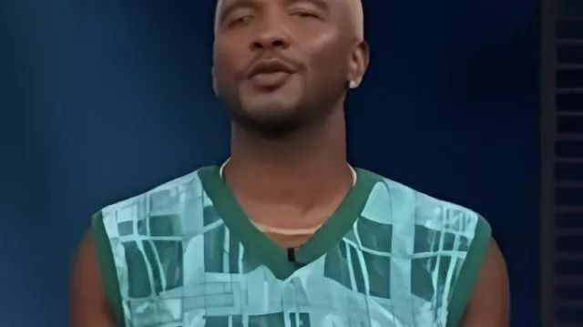 Chaleco con gráficos verde turquesa Access Hollywood 2025 de Scott Evans como se ve en Access Hollywood