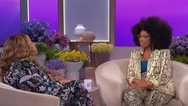 Dries van Noten Veste boutonnée à double boutonnage à imprimé peau de serpent portée par Jennifer Hudson, vue dans le spectacle de Jennifer Hudson le 30 septembre 2025