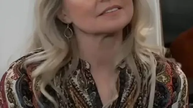 Hôpital général Felicia Scorpio Blouse imprimée portée par (Kristina Wagner) à l’hôpital général