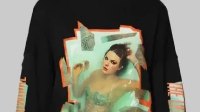 La Vida de una Showgirl Sudadera con Cuello Redondo usada por Taylor Swift en La Vida de una Showgirl: La Multitud es Tu Edición King solo en Target