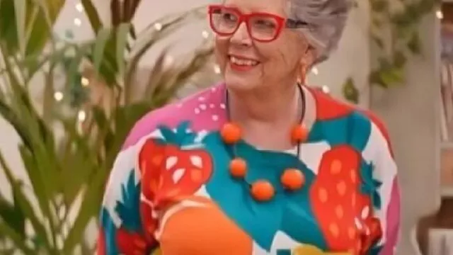 El Gran Horneado Británico Suéter Estampado de Frutas usado por Self - Presenter (Prue Leith) como se ve en El Gran Horneado Británico (S08E10)