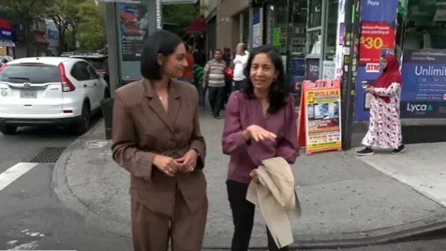 Pantalones de solapa de doble pliegue de Zara usados por Shanelle Kaul como se ve en CBS Mornings el 28 de septiembre de 2025