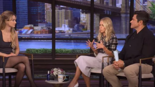 Blusa de seda con corbata a cuadros de Saint Laurent usada por Kelly Ripa como se ve en LIVE with Kelly and Mark el 1 de octubre de 2025