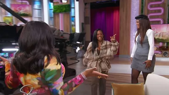 Miss Circle Daisy Drop Waist Fur Trim Halter Mini Dress portée par Riley Burruss comme on le voit à Sherri le 1er octobre 2025