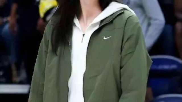 Veste courte à fermeture éclair portée par Caitlin Clark dans Indiana Fever v Minnesota Lynx