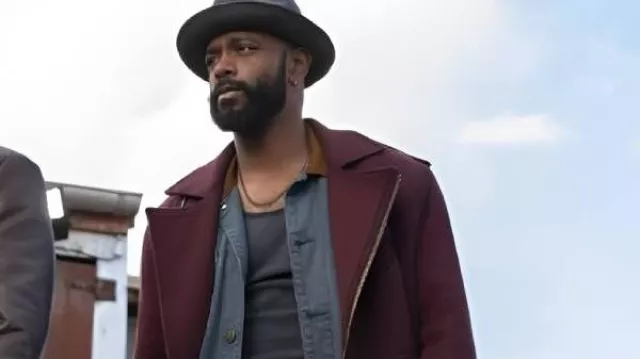 Play Dirty LaKeith Stanfield Manteau long bordeaux porté par Grofield (Lakeith Stanfield) dans Play Dirty