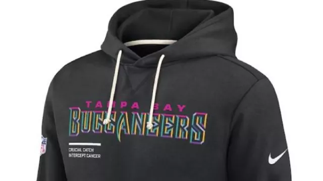 Sudadera con capucha Tampa Bay Buccaneers Black 2025 Crucial Catch en Cómo elegir el tamaño correcto de la camiseta de la NFL (Edición Nike)