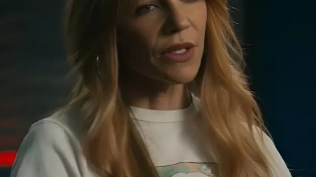High Potential S02 Kaitlin Olson T-shirt graphique blanc porté par Morgan Gillory (Kaitlin Olson) comme on le voit dans High Potential (S02E03)