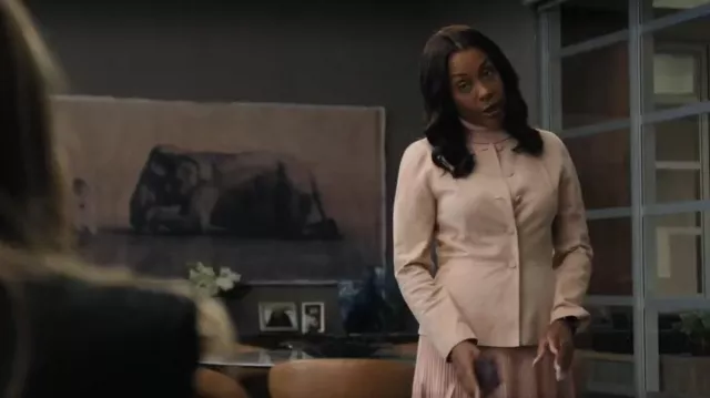 Lafayette 148 NEw York Chaqueta de gamuza sin cuello usada por Mia Jordan (Karen Pittman) como se ve en The Morning Show (S04E03)