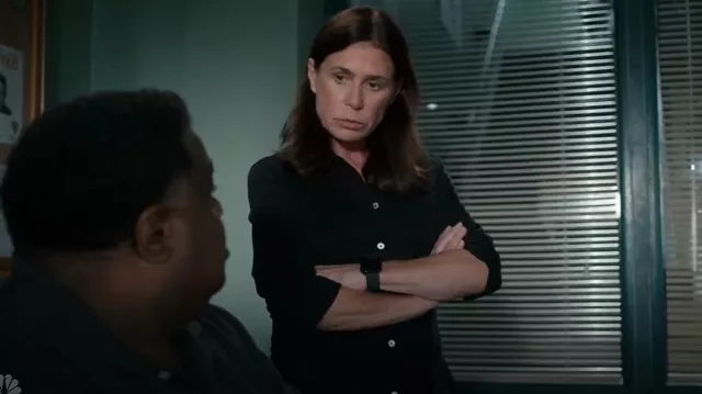 Banana Republic Riley Ii Tailored Shirt porté par Jessica Brady (Maura Tierney) comme on le voit dans Law & Order (S25E01)