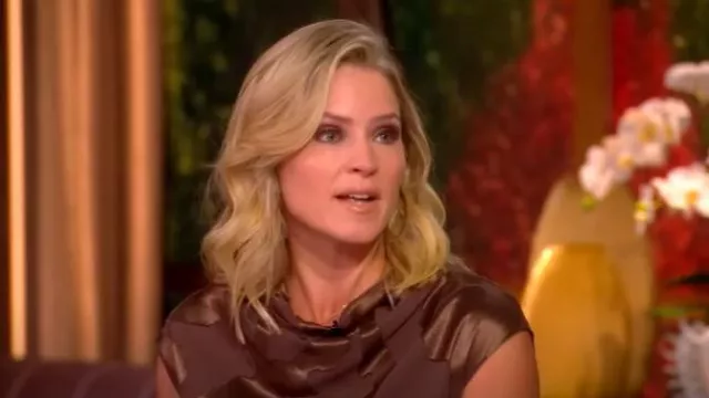 Robe midi drapée Simkhai Burke portée par Sara Haines comme on le voit dans The View le 2 octobre 2025