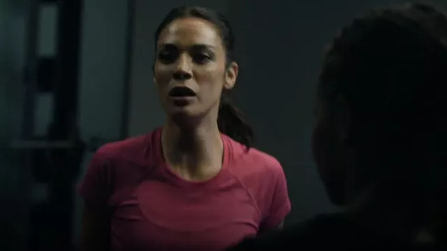 Camisa de manga corta corta Lululemon Swiftly Tech recortada 2.0 usada por Samantha Maroun (Odelya Halevi) como se ve en Law & Order (S25E01)