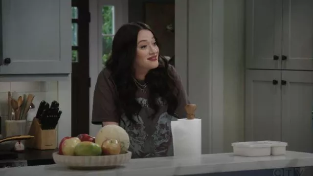 Merch Traffic Metallica Skull Graphic T Shirt worn by Riley Parker (Kat Dennings) as seen in Shifting Gears (S02E01)