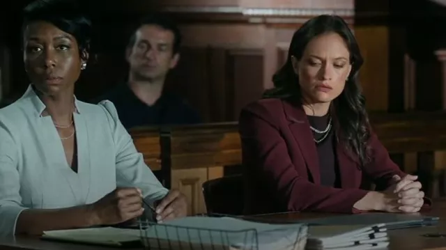Chaqueta delgada de un botón Theory usada por Julia Keaton (Christine Spang) como se ve en Law & Order (S25E01)